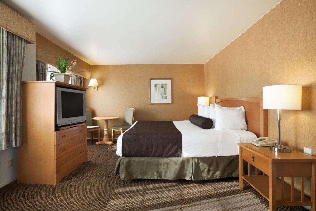 Ramada By Wyndham Costa Mesa/Newport Beach Экстерьер фото