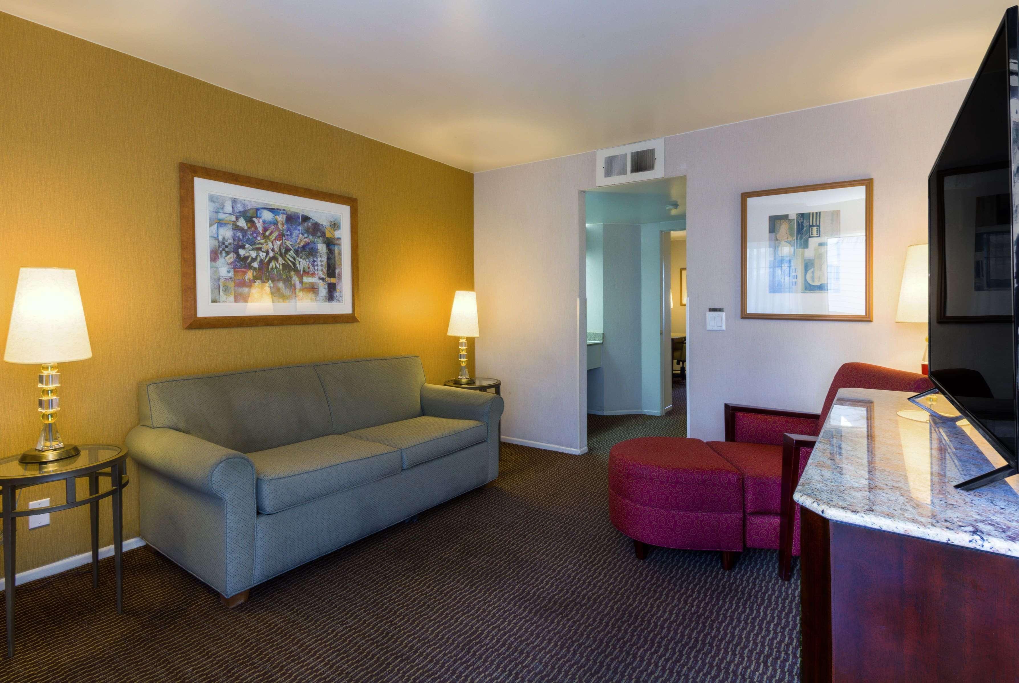 Ramada By Wyndham Costa Mesa/Newport Beach Экстерьер фото