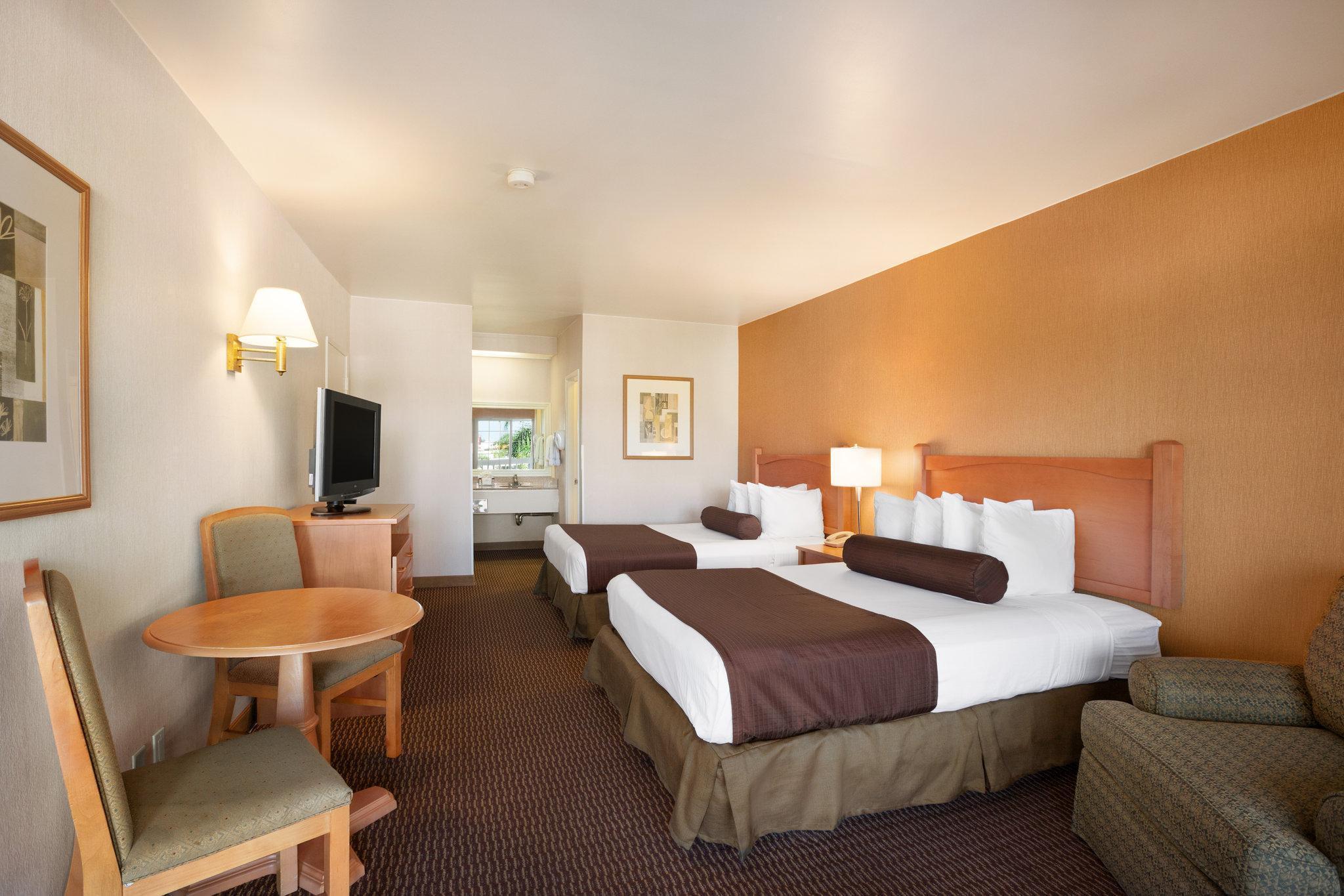 Ramada By Wyndham Costa Mesa/Newport Beach Экстерьер фото