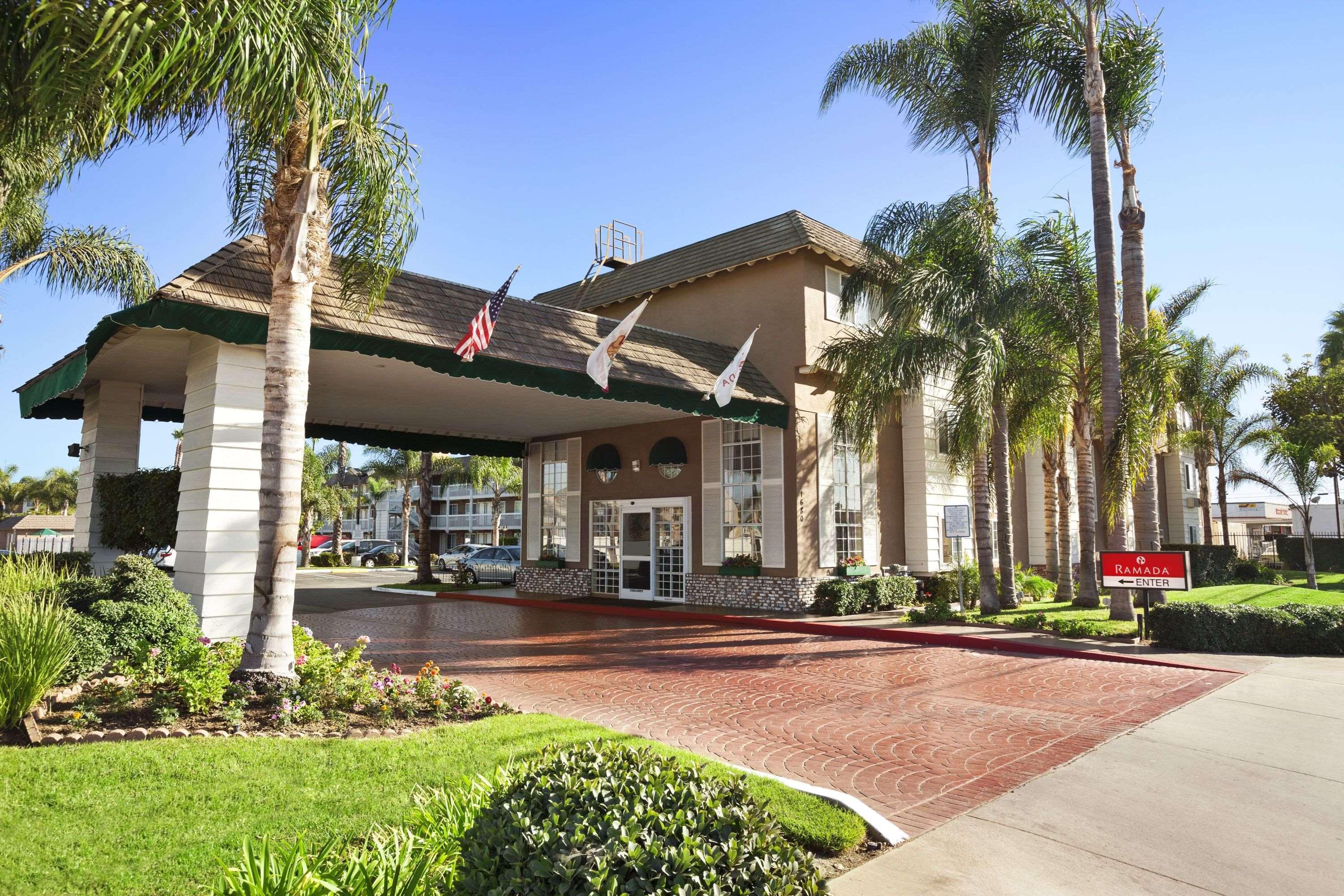 Ramada By Wyndham Costa Mesa/Newport Beach Экстерьер фото