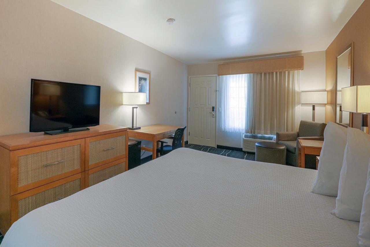Ramada By Wyndham Costa Mesa/Newport Beach Экстерьер фото