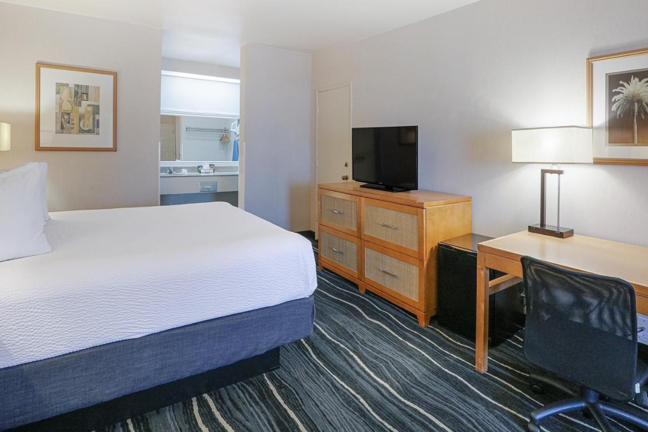 Ramada By Wyndham Costa Mesa/Newport Beach Экстерьер фото