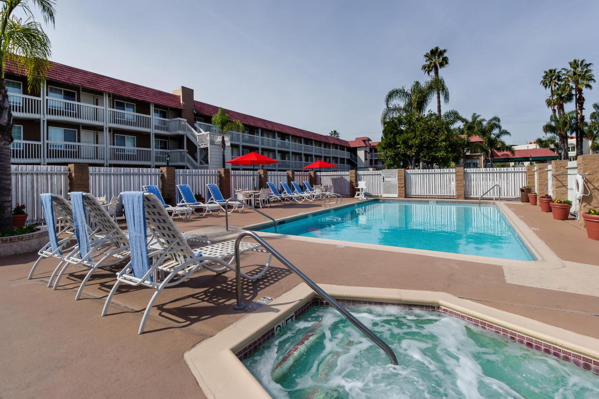 Ramada By Wyndham Costa Mesa/Newport Beach Экстерьер фото