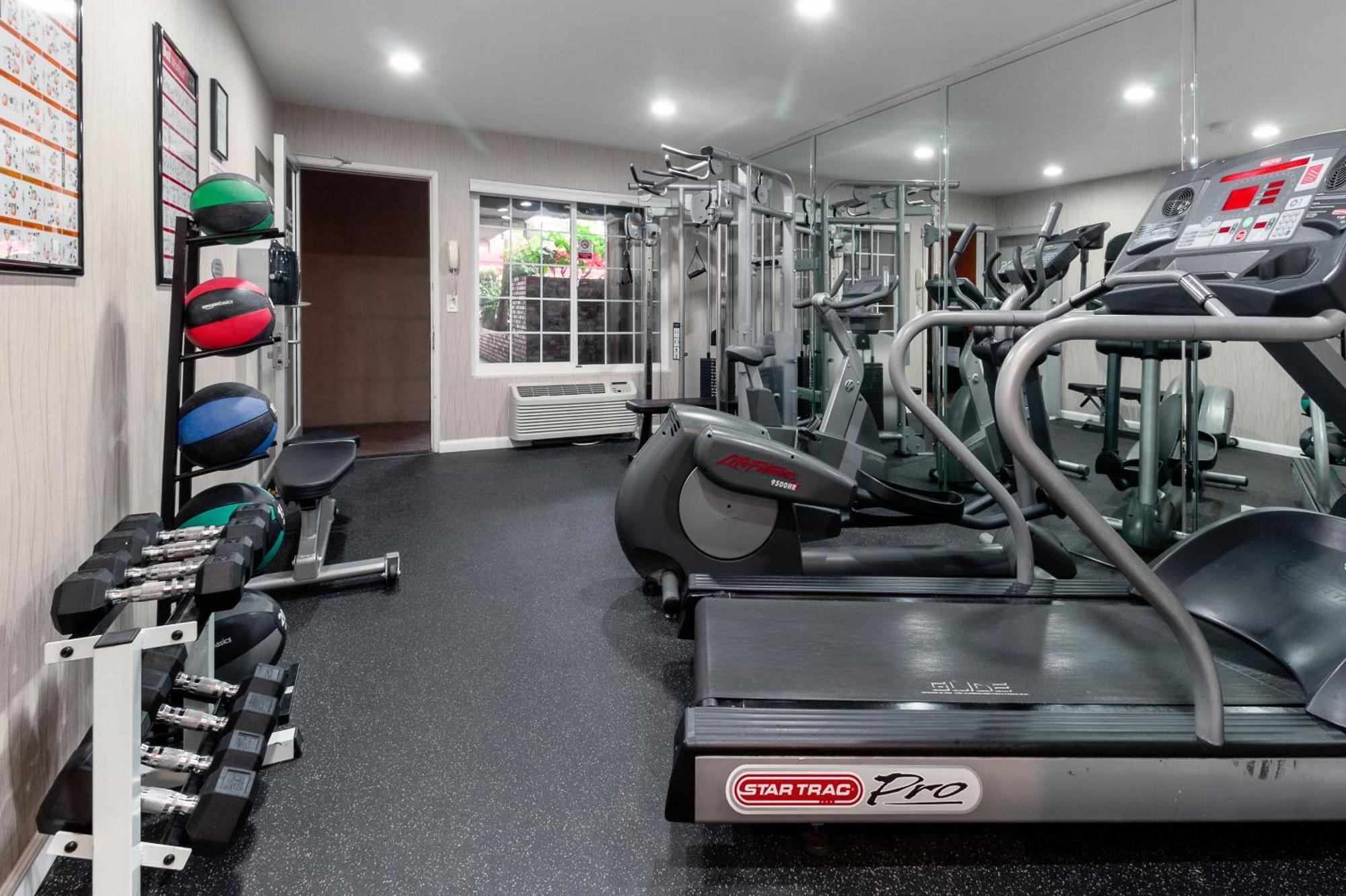 Ramada By Wyndham Costa Mesa/Newport Beach Экстерьер фото