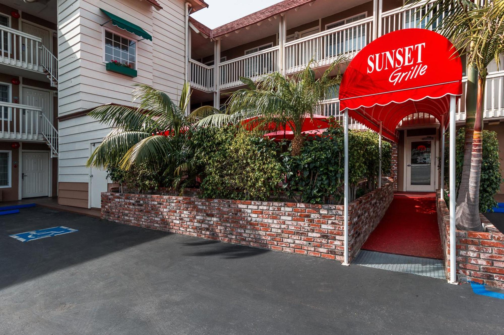 Ramada By Wyndham Costa Mesa/Newport Beach Экстерьер фото
