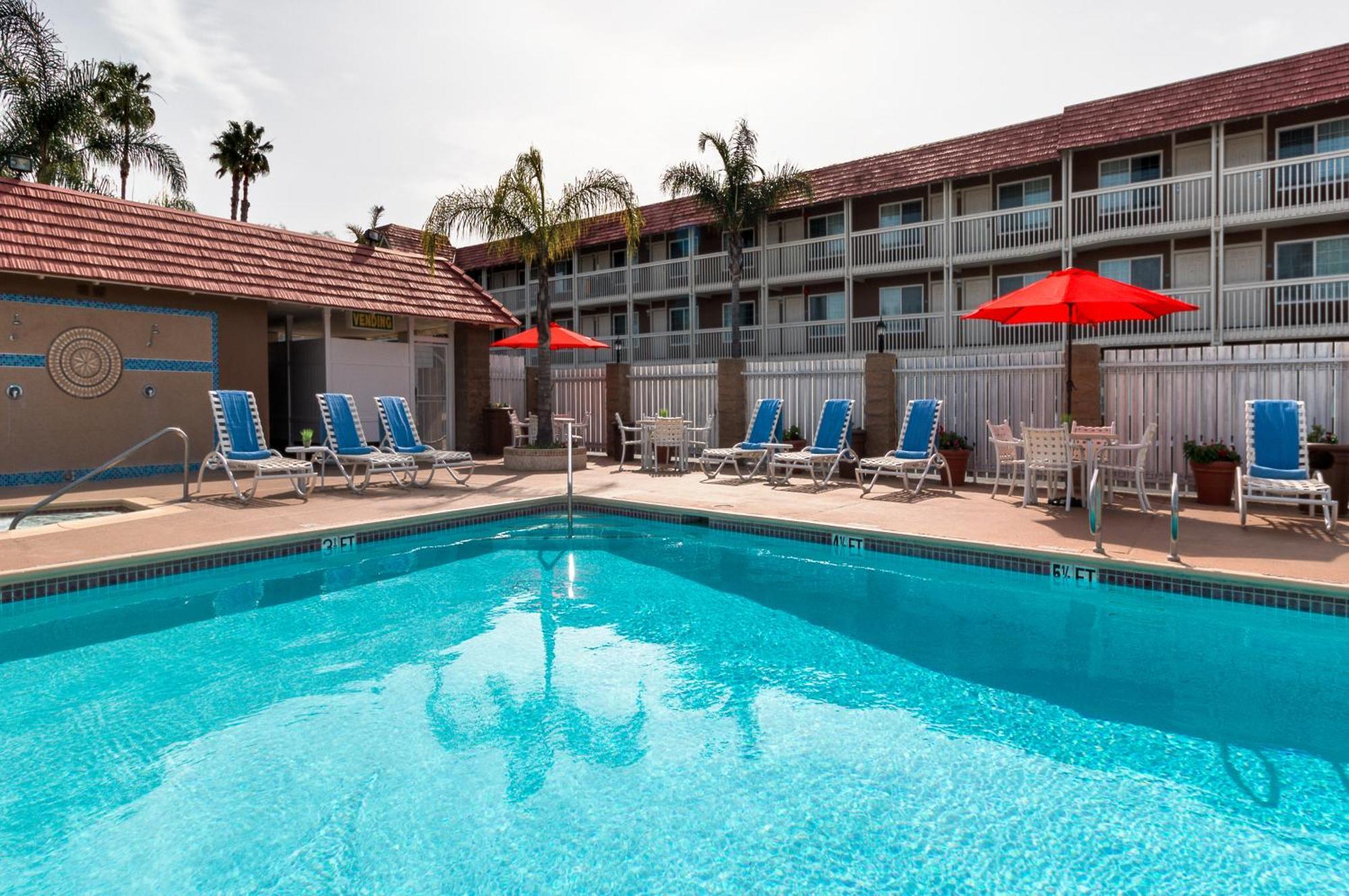 Ramada By Wyndham Costa Mesa/Newport Beach Экстерьер фото