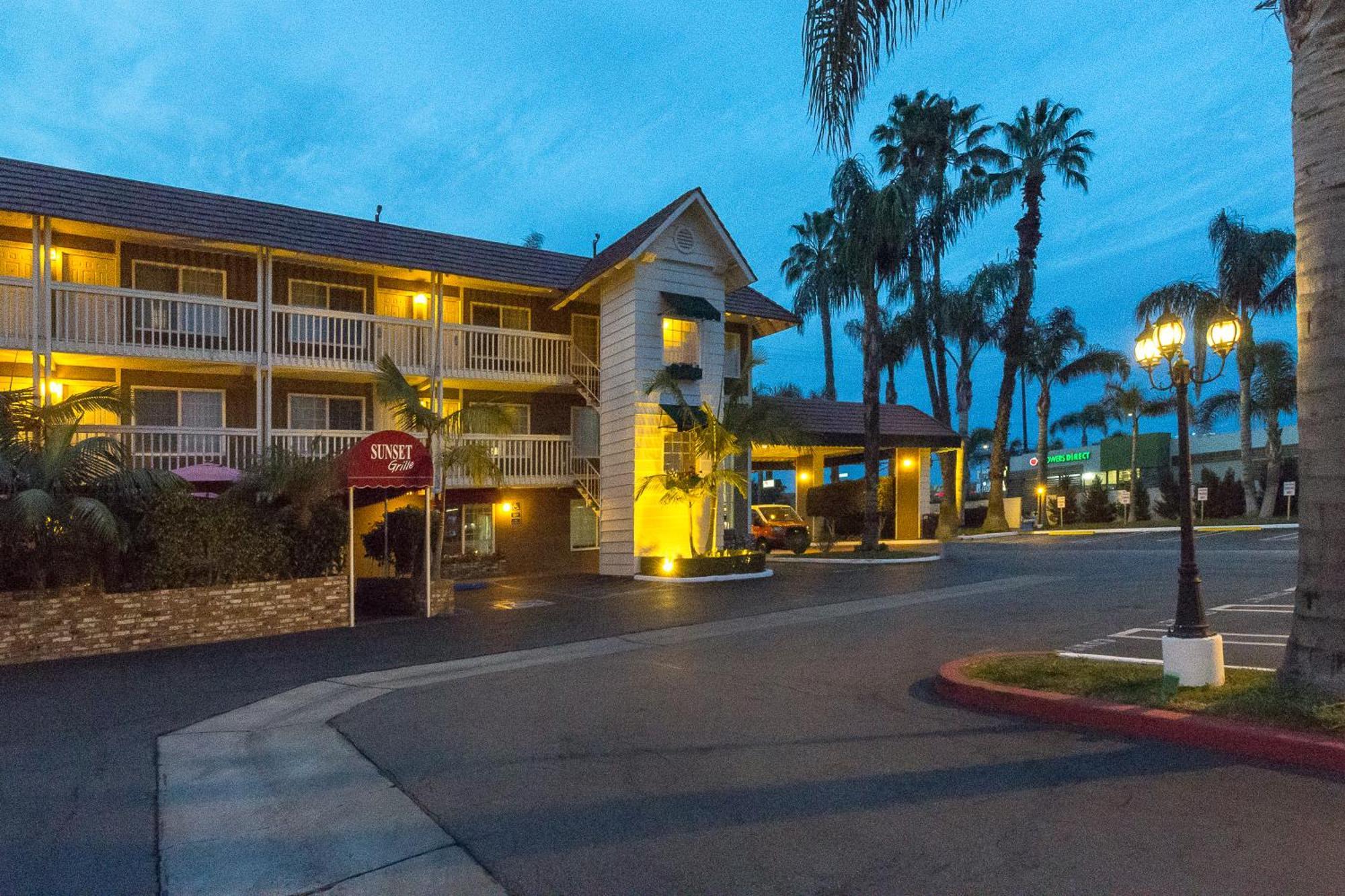 Ramada By Wyndham Costa Mesa/Newport Beach Экстерьер фото